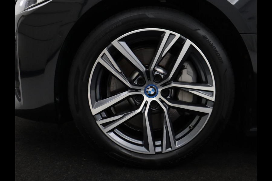 BMW i4 eDrive40 84 kWh | SOH 93,8% | Camera | Adaptive cruise | Climate control | Navigatie | DAB+ | Bluetooth | Stoelverwarming | Carplay