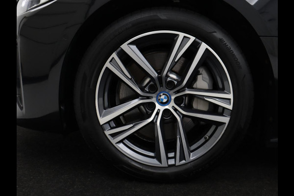 BMW i4 eDrive40 84 kWh | SOH 93,8% | Camera | Adaptive cruise | Climate control | Navigatie | DAB+ | Bluetooth | Stoelverwarming | Carplay