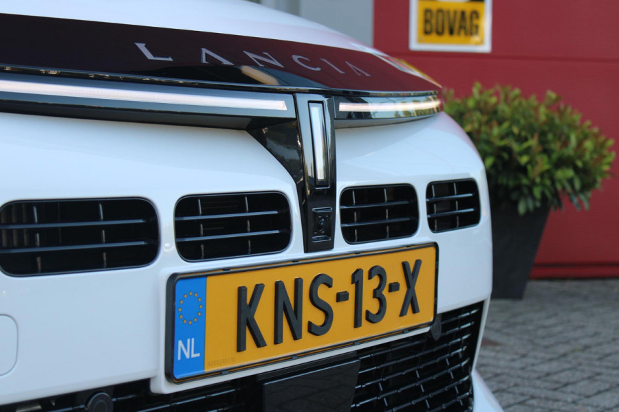 Lancia Ypsilon 1.2 Hybrid 110PK AUTOMAAT LX | CAMERA VOOR + ACHTER | PARKEERSENSOREN VOOR + ACHTER | DRIVE PACK: ADAPTIVE CRUISE CONTROL/DODEHOEK DETECTIE/ELEKTRISCH INKLAPBARE BUITENSPIEGELS/SPROTIEF STUURWIEL | SFEER VERLICHTING | CLIMATE CONTROL | DRAADLOZE APPLE CARPLAY/ANDROID AUTO | DRAADLOZE TELEFOONLADER | 17"  LICHTMETALEN VELGEN "DIAMOND CUT" | WIELKASTEN "GLOSSY BLACK" | PRIVACY GLAS ACHTER | PREMIUM STOELBEKLEDING "GRIGIO ANTRACITE" | KLEUR: "BIANCO QUARZO" |