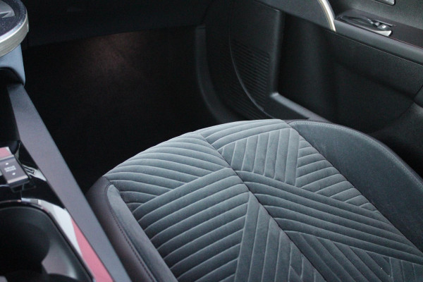 Lancia Ypsilon 1.2 Hybrid 110PK AUTOMAAT LX | CAMERA VOOR + ACHTER | PARKEERSENSOREN VOOR + ACHTER | DRIVE PACK: ADAPTIVE CRUISE CONTROL/DODEHOEK DETECTIE/ELEKTRISCH INKLAPBARE BUITENSPIEGELS/SPROTIEF STUURWIEL | SFEER VERLICHTING | CLIMATE CONTROL | DRAADLOZE APPLE CARPLAY/ANDROID AUTO | DRAADLOZE TELEFOONLADER | 17"  LICHTMETALEN VELGEN "DIAMOND CUT" | WIELKASTEN "GLOSSY BLACK" | PRIVACY GLAS ACHTER | PREMIUM STOELBEKLEDING "GRIGIO ANTRACITE" | KLEUR: "BIANCO QUARZO" |