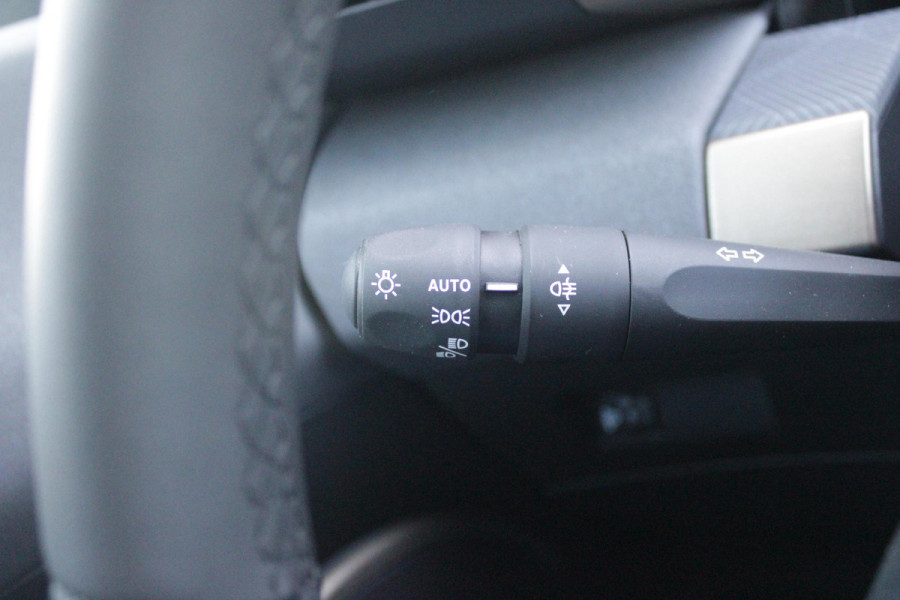 Lancia Ypsilon 1.2 Hybrid 110PK AUTOMAAT LX | CAMERA VOOR + ACHTER | PARKEERSENSOREN VOOR + ACHTER | DRIVE PACK: ADAPTIVE CRUISE CONTROL/DODEHOEK DETECTIE/ELEKTRISCH INKLAPBARE BUITENSPIEGELS/SPROTIEF STUURWIEL | SFEER VERLICHTING | CLIMATE CONTROL | DRAADLOZE APPLE CARPLAY/ANDROID AUTO | DRAADLOZE TELEFOONLADER | 17"  LICHTMETALEN VELGEN "DIAMOND CUT" | WIELKASTEN "GLOSSY BLACK" | PRIVACY GLAS ACHTER | PREMIUM STOELBEKLEDING "GRIGIO ANTRACITE" | KLEUR: "BIANCO QUARZO" |