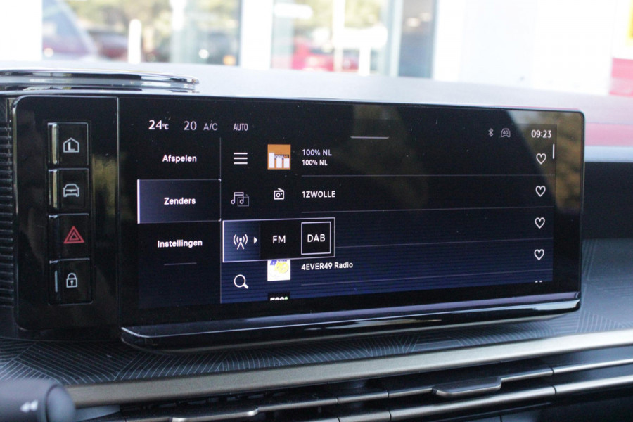 Lancia Ypsilon 1.2 Hybrid 110PK AUTOMAAT LX | CAMERA VOOR + ACHTER | PARKEERSENSOREN VOOR + ACHTER | DRIVE PACK: ADAPTIVE CRUISE CONTROL/DODEHOEK DETECTIE/ELEKTRISCH INKLAPBARE BUITENSPIEGELS/SPROTIEF STUURWIEL | SFEER VERLICHTING | CLIMATE CONTROL | DRAADLOZE APPLE CARPLAY/ANDROID AUTO | DRAADLOZE TELEFOONLADER | 17"  LICHTMETALEN VELGEN "DIAMOND CUT" | WIELKASTEN "GLOSSY BLACK" | PRIVACY GLAS ACHTER | PREMIUM STOELBEKLEDING "GRIGIO ANTRACITE" | KLEUR: "BIANCO QUARZO" |