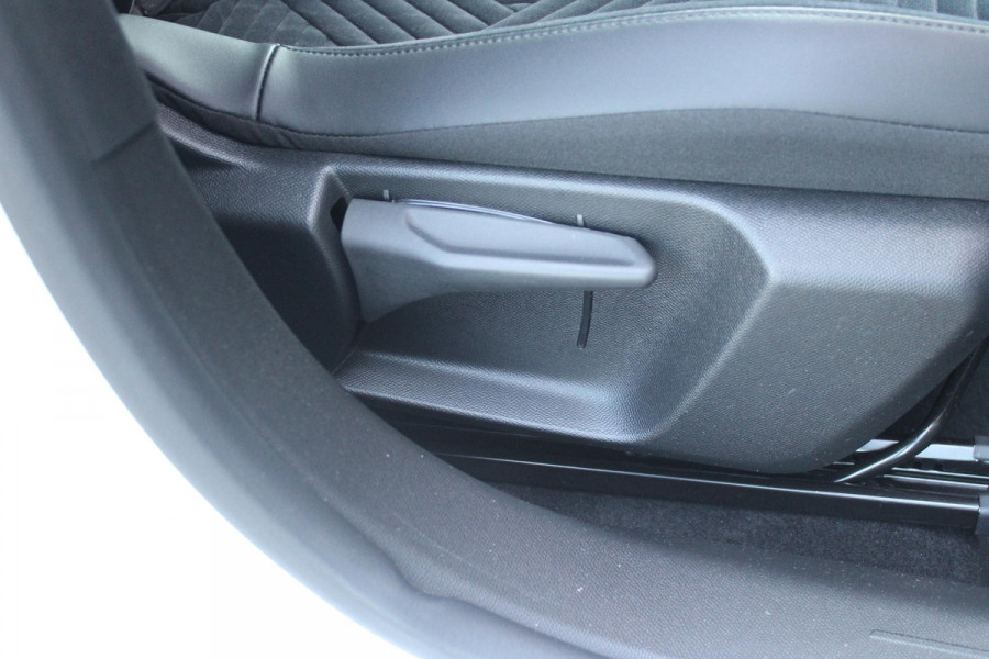 Lancia Ypsilon 1.2 Hybrid 110PK AUTOMAAT LX | CAMERA VOOR + ACHTER | PARKEERSENSOREN VOOR + ACHTER | DRIVE PACK: ADAPTIVE CRUISE CONTROL/DODEHOEK DETECTIE/ELEKTRISCH INKLAPBARE BUITENSPIEGELS/SPROTIEF STUURWIEL | SFEER VERLICHTING | CLIMATE CONTROL | DRAADLOZE APPLE CARPLAY/ANDROID AUTO | DRAADLOZE TELEFOONLADER | 17"  LICHTMETALEN VELGEN "DIAMOND CUT" | WIELKASTEN "GLOSSY BLACK" | PRIVACY GLAS ACHTER | PREMIUM STOELBEKLEDING "GRIGIO ANTRACITE" | KLEUR: "BIANCO QUARZO" |