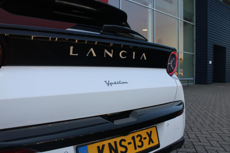 Lancia Ypsilon 1.2 Hybrid 110PK AUTOMAAT LX | CAMERA VOOR + ACHTER | PARKEERSENSOREN VOOR + ACHTER | DRIVE PACK: ADAPTIVE CRUISE CONTROL/DODEHOEK DETECTIE/ELEKTRISCH INKLAPBARE BUITENSPIEGELS/SPROTIEF STUURWIEL | SFEER VERLICHTING | CLIMATE CONTROL | DRAADLOZE APPLE CARPLAY/ANDROID AUTO | DRAADLOZE TELEFOONLADER | 17"  LICHTMETALEN VELGEN "DIAMOND CUT" | WIELKASTEN "GLOSSY BLACK" | PRIVACY GLAS ACHTER | PREMIUM STOELBEKLEDING "GRIGIO ANTRACITE" | KLEUR: "BIANCO QUARZO" |