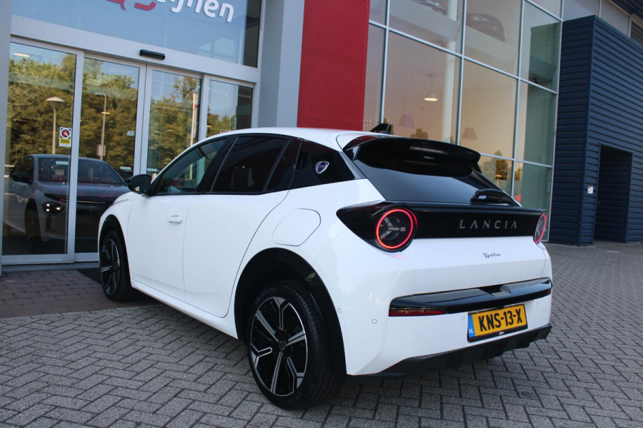 Lancia Ypsilon 1.2 Hybrid 110PK AUTOMAAT LX | CAMERA VOOR + ACHTER | PARKEERSENSOREN VOOR + ACHTER | DRIVE PACK: ADAPTIVE CRUISE CONTROL/DODEHOEK DETECTIE/ELEKTRISCH INKLAPBARE BUITENSPIEGELS/SPROTIEF STUURWIEL | SFEER VERLICHTING | CLIMATE CONTROL | DRAADLOZE APPLE CARPLAY/ANDROID AUTO | DRAADLOZE TELEFOONLADER | 17"  LICHTMETALEN VELGEN "DIAMOND CUT" | WIELKASTEN "GLOSSY BLACK" | PRIVACY GLAS ACHTER | PREMIUM STOELBEKLEDING "GRIGIO ANTRACITE" | KLEUR: "BIANCO QUARZO" |