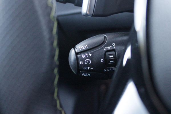 Peugeot 208 1.2 Hybrid 145PK AUTOMAAT GT PACK | ELEKTRISCH BEDIENBARE BESTUURDERSSTOEL MET MASSAGE FUNCTIE | ALCANTARA BEKLEDING | STOEL VERWARMING | CRUISE CONTROL | DAB+ RADIO | APPLE CARPLAY/ANDROID AUTO | FULL LED KOPLAMPEN | KEYLESS ENTRY/START | 17" LICHTMETALEN VELGEN | CLIMATE CONTROL | PARKEERSENSOREN VOOR + ACHTER | ACHTERUITRIJ CAMERA |