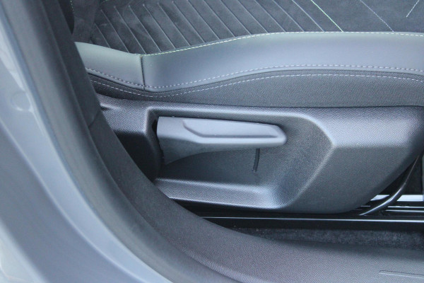 Peugeot 208 1.2 Hybrid 145PK AUTOMAAT GT PACK | ELEKTRISCH BEDIENBARE BESTUURDERSSTOEL MET MASSAGE FUNCTIE | ALCANTARA BEKLEDING | STOEL VERWARMING | CRUISE CONTROL | DAB+ RADIO | APPLE CARPLAY/ANDROID AUTO | FULL LED KOPLAMPEN | KEYLESS ENTRY/START | 17" LICHTMETALEN VELGEN | CLIMATE CONTROL | PARKEERSENSOREN VOOR + ACHTER | ACHTERUITRIJ CAMERA |