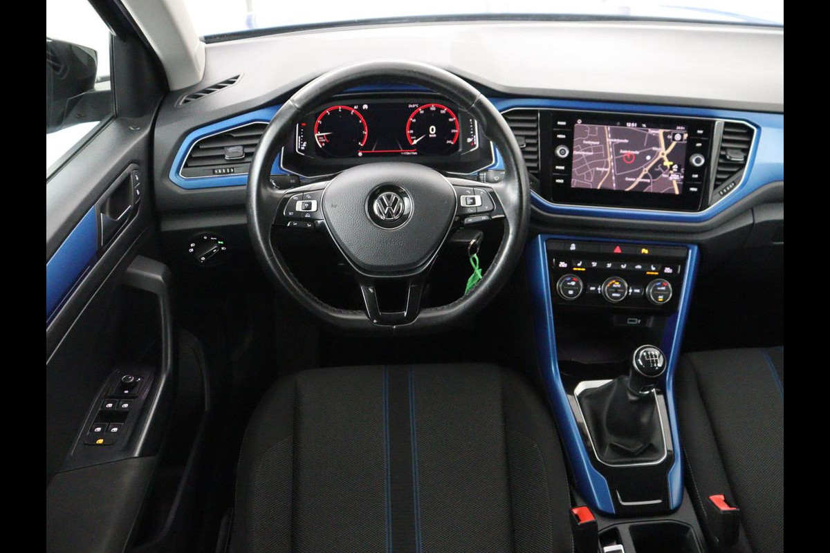 Volkswagen T-Roc 1.0 TSI Style | Trekhaak | Stoelverwarming | Parkeerhulp | Adaptive cruise | Navigatie | Bluetooth | Carplay | Climate control | Virtual cockpit