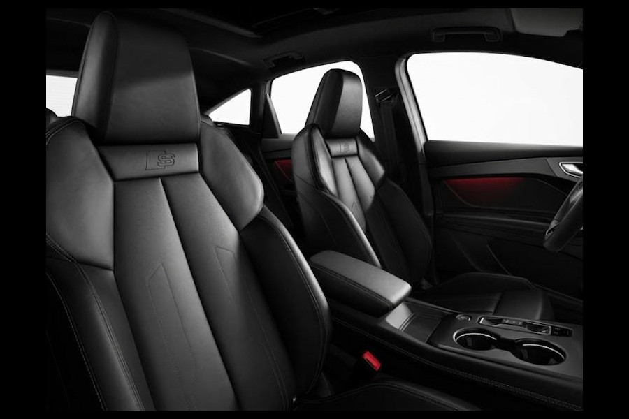 Audi Q4 e-tron S edition e-tron 82 kWh 286 pk | Glazen panoramadak | Trekhaak | Techniekpakket plus | Optiekpakket zwart-glanzend |
