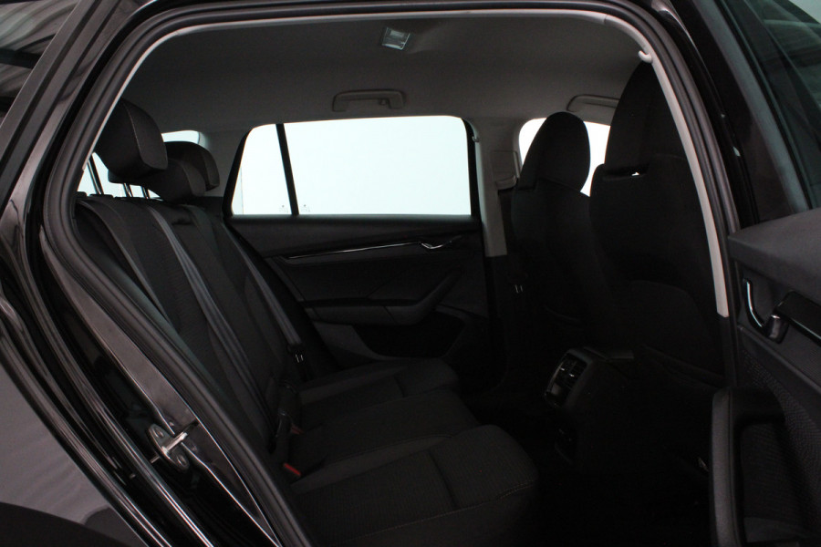 Škoda Octavia Combi 1.0 e-TSI Ambition > Camera/Parkeersensor v + a/Sfeerverlichting...