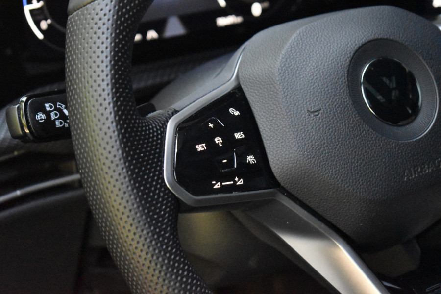 Volkswagen Golf 1.5 eTSI R-Line | Pano | Harman/Kardon | Matrix LED | ACC | Sfeerverlichting | Stuur + Stuurverwarming | Camera |