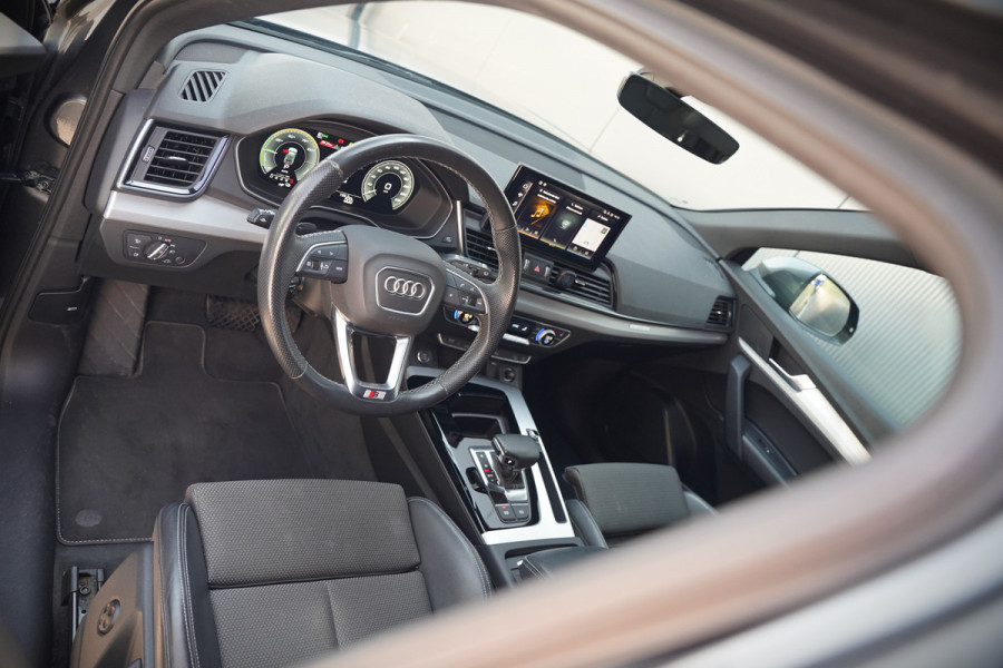 Audi Q5 50 TFSI e S edition S-Line | Panoramadak | Adaptive Cruise Control | Stoelverwarming | Ambiance Verlichting | Camera | Navigatie | Apple Carplay | Keyless | Trekhaak | SOH 92%