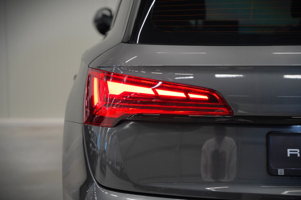 Audi Q5 50 TFSI e S edition S-Line | Panoramadak | Adaptive Cruise Control | Stoelverwarming | Ambiance Verlichting | Camera | Navigatie | Apple Carplay | Keyless | Trekhaak | SOH 92%