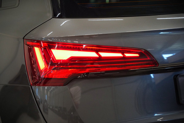 Audi Q5 50 TFSI e S edition S-Line | Panoramadak | Adaptive Cruise Control | Stoelverwarming | Ambiance Verlichting | Camera | Navigatie | Apple Carplay | Keyless | Trekhaak | SOH 92%