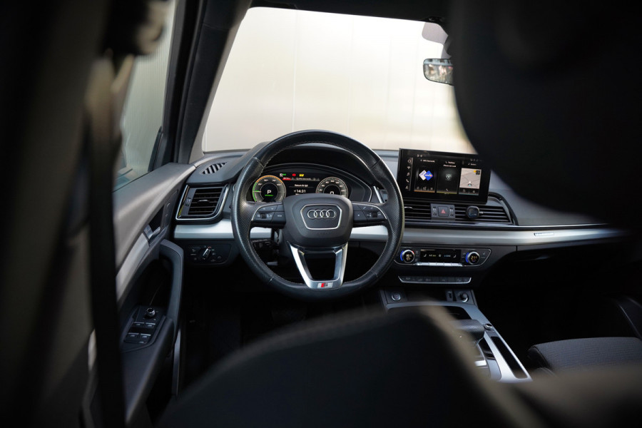 Audi Q5 50 TFSI e S edition S-Line | Panoramadak | Adaptive Cruise Control | Stoelverwarming | Ambiance Verlichting | Camera | Navigatie | Apple Carplay | Keyless | Trekhaak | SOH 92%