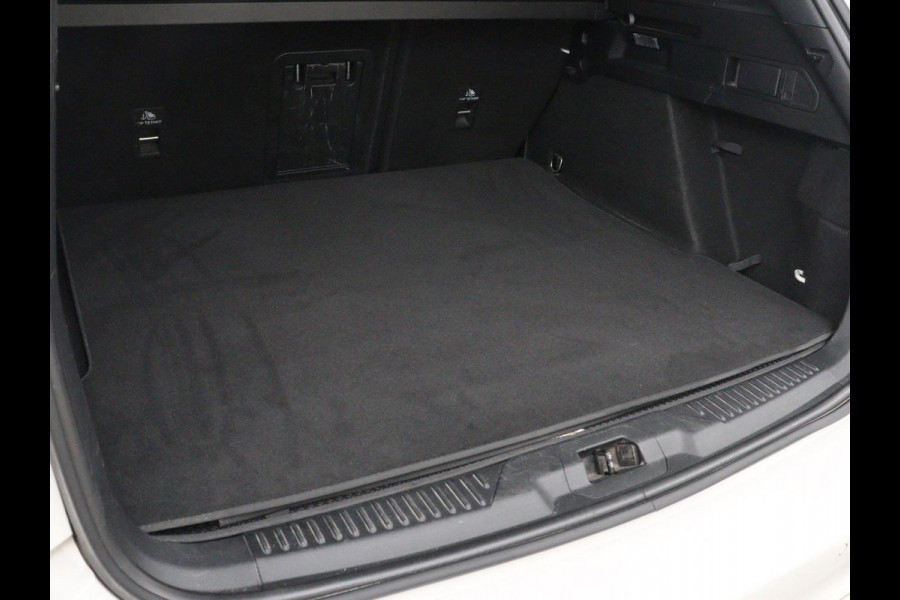 Ford Focus 1.5 EcoBoost ST Line X Business | Virtual | Cruise | Virtual | Cruise control | Lane assist | Camera | DAB | Climate control | Elektrische kofferklep | Navigatie | Bluetooth | Carplay
