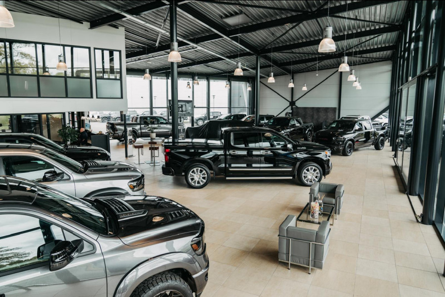 Dodge Ram GT TRX PACK | 5.7 V8 HEMI | FLAME RED | HULK PACK | LUCHTVERING | MEGA DIK | DC | DUBBLE CABINE | 5 PERSOONS | CREW CAB | GRIJS KENTEKEN | TRAIN HORN | EERSTE EIGENAAR | ORIGINEEL NEDERLANDSE AUTO | WIDE BODY | De specialist in Amerikaanse pick‑ups in Nederland en Europa.