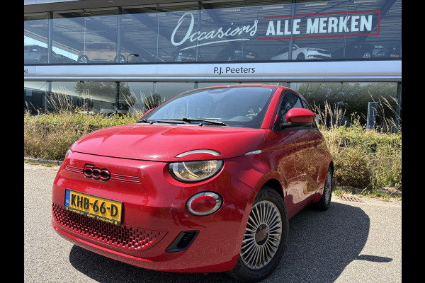 Fiat 500 RED 24 kWh Achteruitrijcamera - Apple carplay - Navigatie - Parkeersensor achter - Draadloze telefoonoplader - Airco - Bluetooth - Cruise control - Keyless start - Radio - Stuur multifunctioneel - Elektrische ramen - Led verlichting - Licht metalen velgen 16 inch