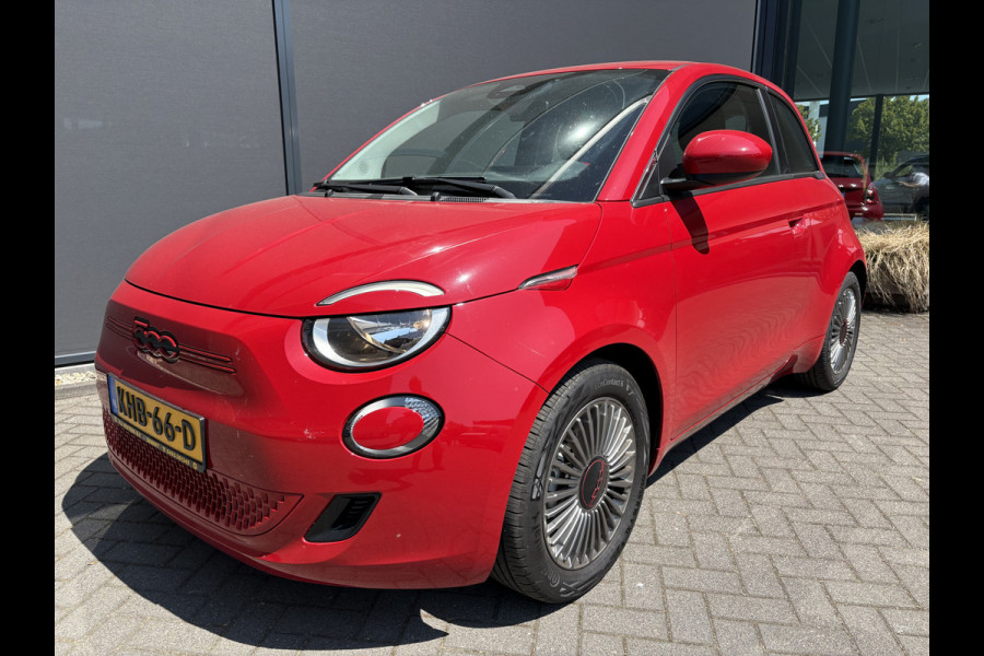 Fiat 500 RED 24 kWh Achteruitrijcamera - Apple carplay - Navigatie - Parkeersensor achter - Draadloze telefoonoplader - Airco - Bluetooth - Cruise control - Keyless start - Radio - Stuur multifunctioneel - Elektrische ramen - Led verlichting - Licht metalen velgen 16 inch