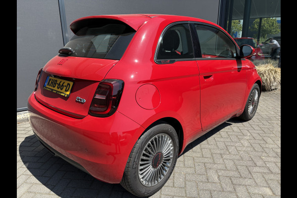 Fiat 500 RED 24 kWh Achteruitrijcamera - Apple carplay - Navigatie - Parkeersensor achter - Draadloze telefoonoplader - Airco - Bluetooth - Cruise control - Keyless start - Radio - Stuur multifunctioneel - Elektrische ramen - Led verlichting - Licht metalen velgen 16 inch
