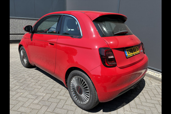 Fiat 500 RED 24 kWh Achteruitrijcamera - Apple carplay - Navigatie - Parkeersensor achter - Draadloze telefoonoplader - Airco - Bluetooth - Cruise control - Keyless start - Radio - Stuur multifunctioneel - Elektrische ramen - Led verlichting - Licht metalen velgen 16 inch