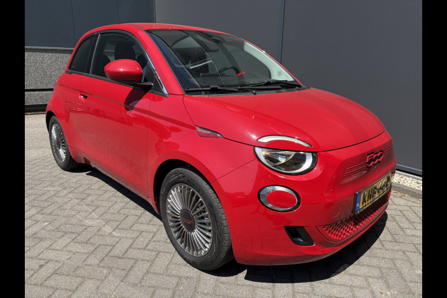 Fiat 500 RED 24 kWh Achteruitrijcamera - Apple carplay - Navigatie - Parkeersensor achter - Draadloze telefoonoplader - Airco - Bluetooth - Cruise control - Keyless start - Radio - Stuur multifunctioneel - Elektrische ramen - Led verlichting - Licht metalen velgen 16 inch