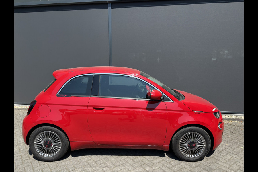 Fiat 500 RED 24 kWh Achteruitrijcamera - Apple carplay - Navigatie - Parkeersensor achter - Draadloze telefoonoplader - Airco - Bluetooth - Cruise control - Keyless start - Radio - Stuur multifunctioneel - Elektrische ramen - Led verlichting - Licht metalen velgen 16 inch