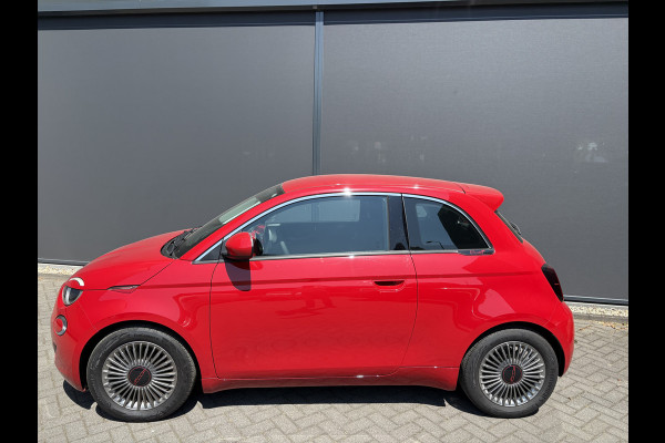 Fiat 500 RED 24 kWh Achteruitrijcamera - Apple carplay - Navigatie - Parkeersensor achter - Draadloze telefoonoplader - Airco - Bluetooth - Cruise control - Keyless start - Radio - Stuur multifunctioneel - Elektrische ramen - Led verlichting - Licht metalen velgen 16 inch