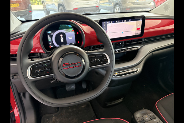 Fiat 500 RED 24 kWh Achteruitrijcamera - Apple carplay - Navigatie - Parkeersensor achter - Draadloze telefoonoplader - Airco - Bluetooth - Cruise control - Keyless start - Radio - Stuur multifunctioneel - Elektrische ramen - Led verlichting - Licht metalen velgen 16 inch