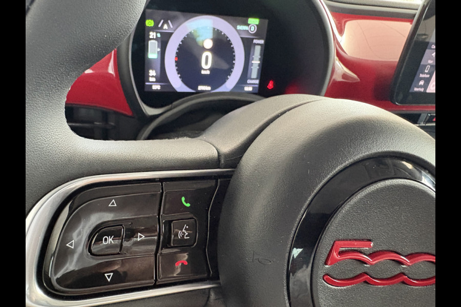 Fiat 500 RED 24 kWh Achteruitrijcamera - Apple carplay - Navigatie - Parkeersensor achter - Draadloze telefoonoplader - Airco - Bluetooth - Cruise control - Keyless start - Radio - Stuur multifunctioneel - Elektrische ramen - Led verlichting - Licht metalen velgen 16 inch