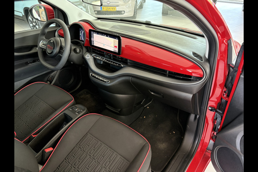 Fiat 500 RED 24 kWh Achteruitrijcamera - Apple carplay - Navigatie - Parkeersensor achter - Draadloze telefoonoplader - Airco - Bluetooth - Cruise control - Keyless start - Radio - Stuur multifunctioneel - Elektrische ramen - Led verlichting - Licht metalen velgen 16 inch