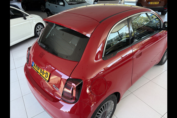 Fiat 500 RED 24 kWh Achteruitrijcamera - Apple carplay - Navigatie - Parkeersensor achter - Draadloze telefoonoplader - Airco - Bluetooth - Cruise control - Keyless start - Radio - Stuur multifunctioneel - Elektrische ramen - Led verlichting - Licht metalen velgen 16 inch