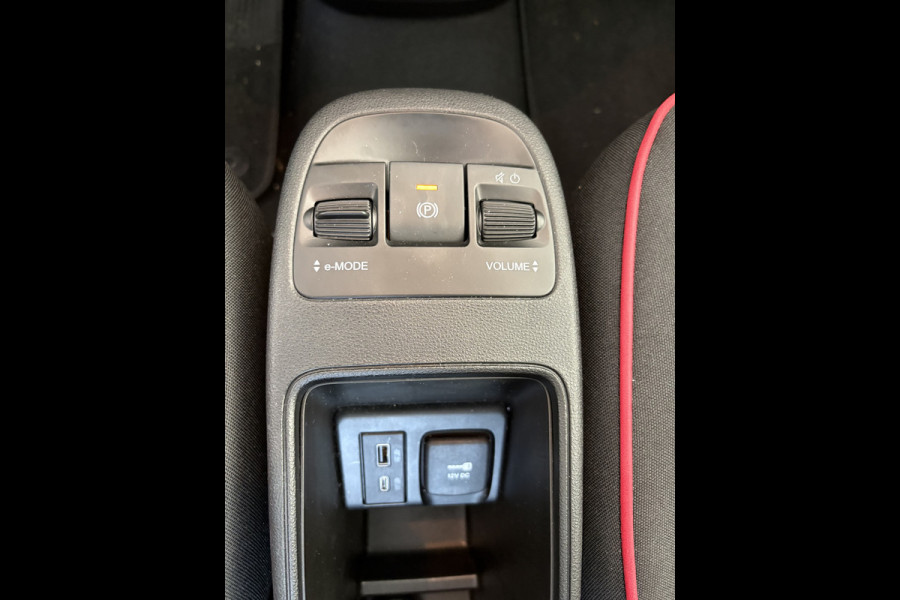 Fiat 500 RED 24 kWh Achteruitrijcamera - Apple carplay - Navigatie - Parkeersensor achter - Draadloze telefoonoplader - Airco - Bluetooth - Cruise control - Keyless start - Radio - Stuur multifunctioneel - Elektrische ramen - Led verlichting - Licht metalen velgen 16 inch
