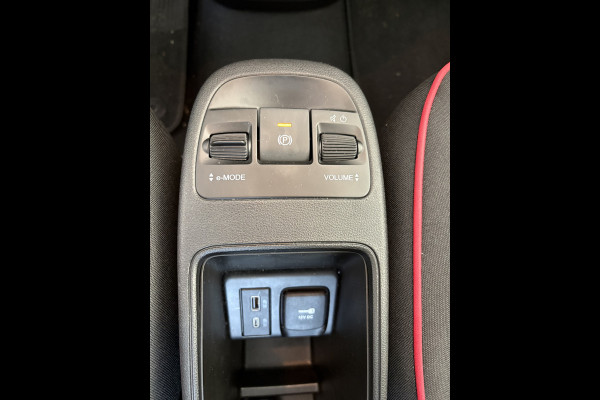 Fiat 500 RED 24 kWh Achteruitrijcamera - Apple carplay - Navigatie - Parkeersensor achter - Draadloze telefoonoplader - Airco - Bluetooth - Cruise control - Keyless start - Radio - Stuur multifunctioneel - Elektrische ramen - Led verlichting - Licht metalen velgen 16 inch