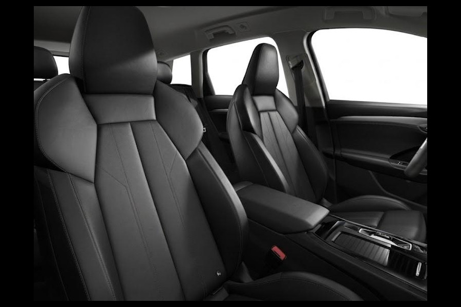 Audi Q6 e-tron Advanced edition e-tron 83 Kwh 252 pk | Trekhaak, mechanisch draaibaar | Warmtewerend glas donker tint | Sportstoel zwart leder-kunstl | Volledig in carrosseriekleur |