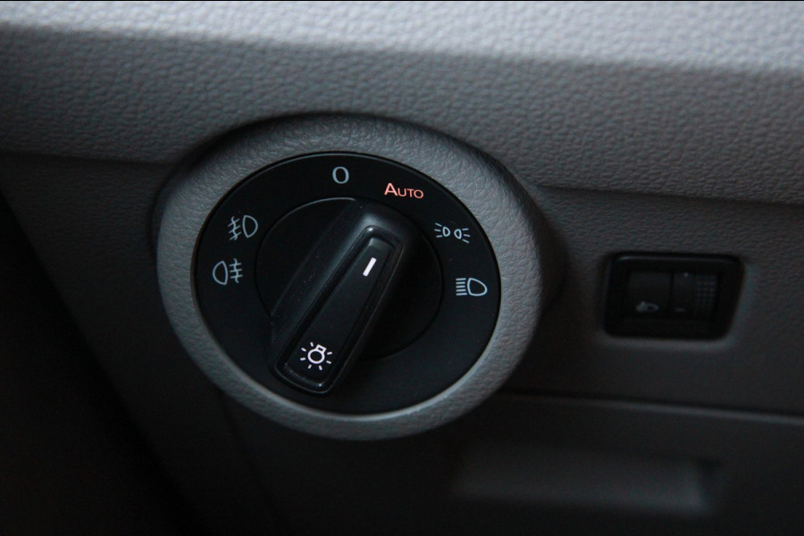 Volkswagen Transporter 2.0 TDI L2H1 App connect / Imperiaal / Camera / Trekhaak / 3 zits