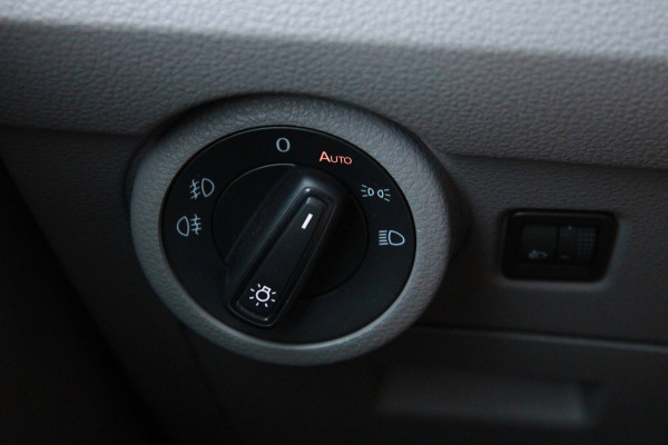 Volkswagen Transporter 2.0 TDI L2H1 App connect / Imperiaal / Camera / Trekhaak / 3 zits
