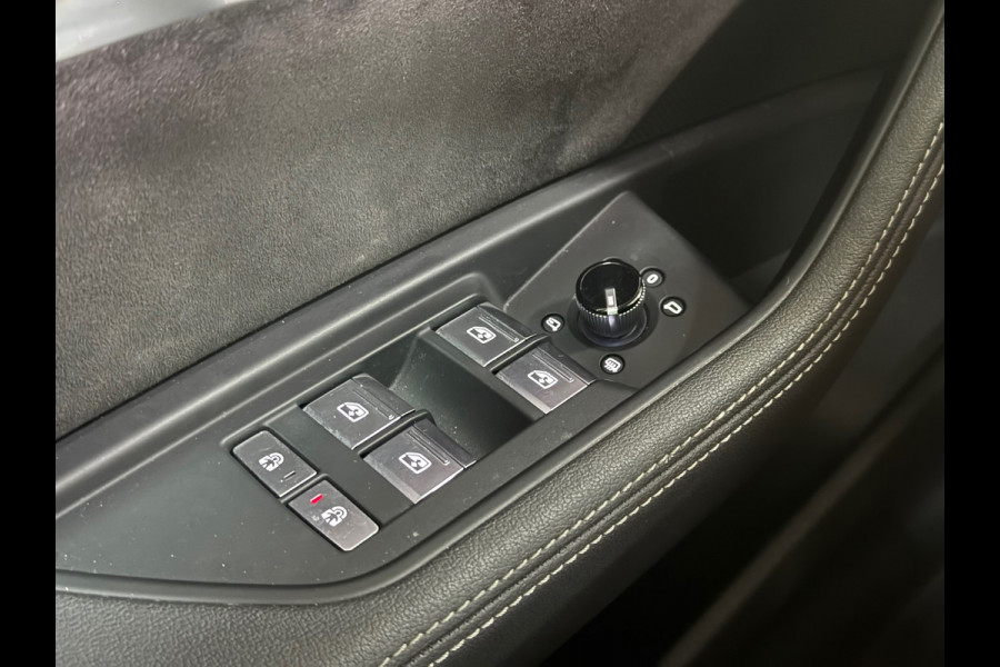 Audi e-tron E-tron 55 quattro advanced S Line 95 kWh l Trekhaak l VDOH l Alarm l