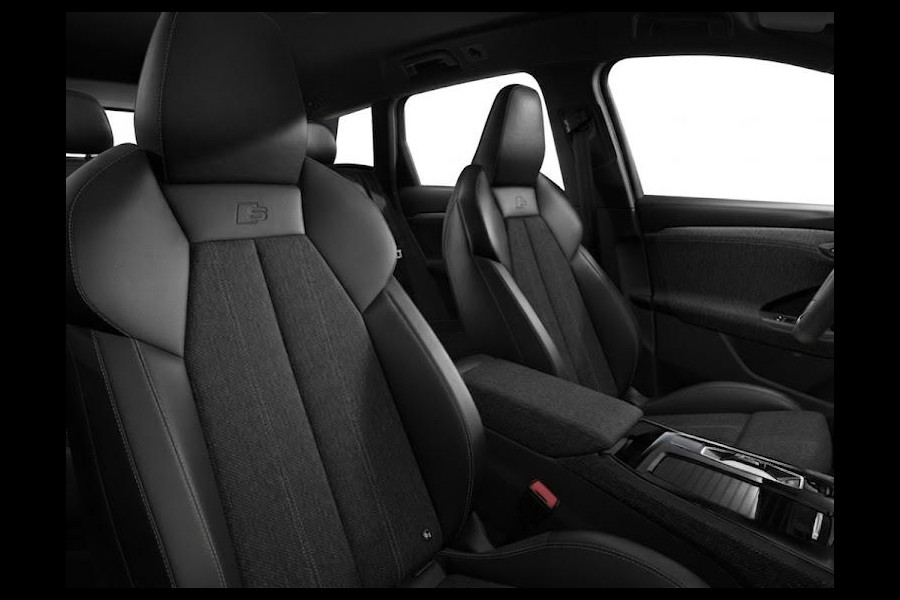 Audi Q6 e-tron S edition e-tron 83 Kwh 252 pk | Trekhaak, mechanisch draaibaar | Exterieurpakket zwart | Warmtewerend glas donker tint | Audi drive select |