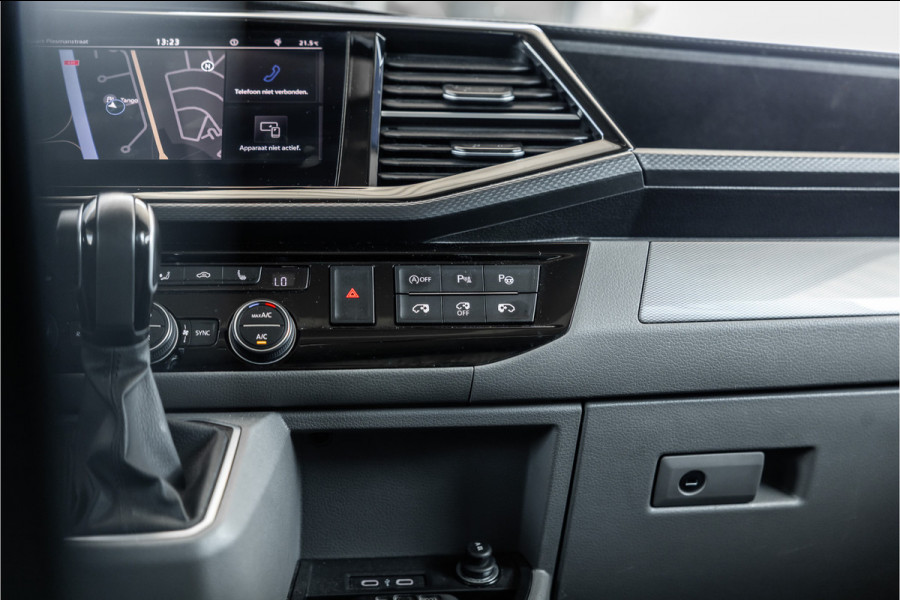 Volkswagen Transporter 2.0 TDI L2H1 DC Caravelle | LeightonVans Bodykit | ACC | Bi-Xenon | Elek deuren | Lederen bekleding | Camera | CarPlay | Navigatie | Trekhaak | Nieuwe APK