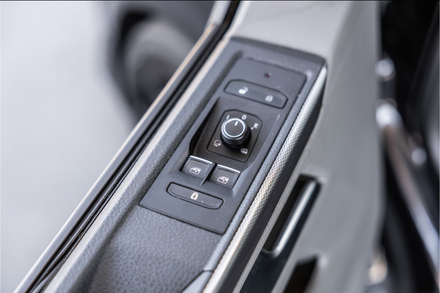 Volkswagen Transporter 2.0 TDI L2H1 DC Caravelle | LeightonVans Bodykit | ACC | Bi-Xenon | Elek deuren | Lederen bekleding | Camera | CarPlay | Navigatie | Trekhaak | Nieuwe APK