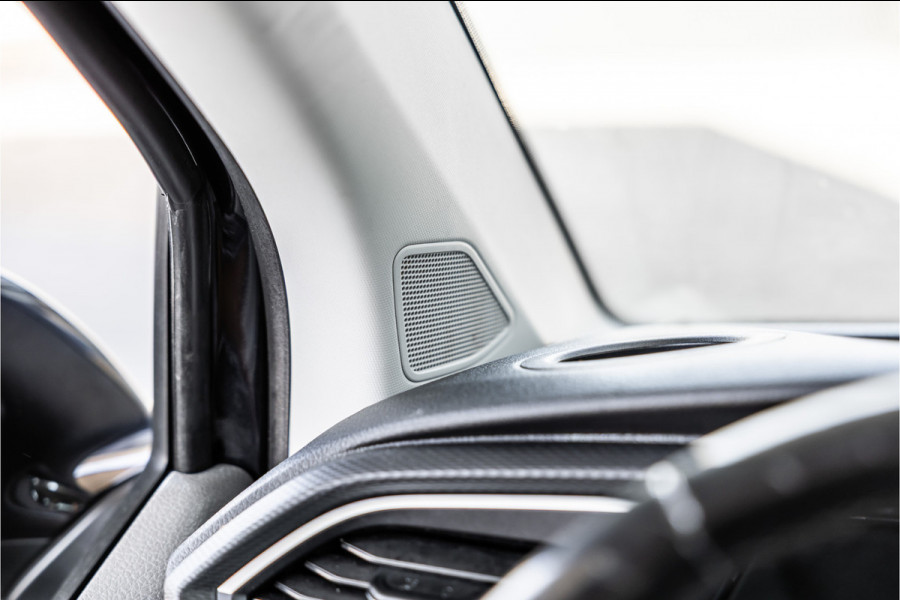 Volkswagen Transporter 2.0 TDI L2H1 DC Caravelle | LeightonVans Bodykit | ACC | Bi-Xenon | Elek deuren | Lederen bekleding | Camera | CarPlay | Navigatie | Trekhaak | Nieuwe APK