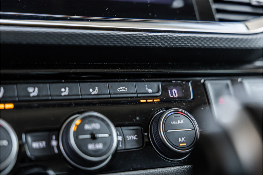 Volkswagen Transporter 2.0 TDI L2H1 DC Caravelle | LeightonVans Bodykit | ACC | Bi-Xenon | Elek deuren | Lederen bekleding | Camera | CarPlay | Navigatie | Trekhaak | Nieuwe APK
