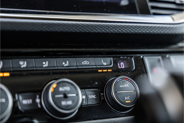 Volkswagen Transporter 2.0 TDI L2H1 DC Caravelle | LeightonVans Bodykit | ACC | Bi-Xenon | Elek deuren | Lederen bekleding | Camera | CarPlay | Navigatie | Trekhaak | Nieuwe APK