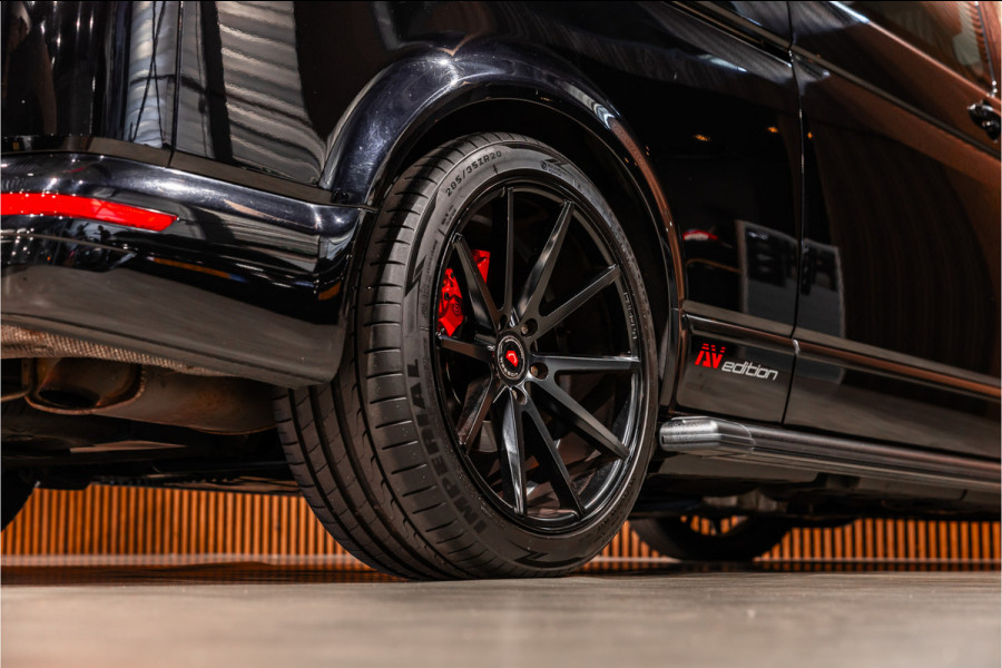 Volkswagen Transporter 2.0 TDI L2H1 DC Caravelle | LeightonVans Bodykit | ACC | Bi-Xenon | Elek deuren | Lederen bekleding | Camera | CarPlay | Navigatie | Trekhaak | Nieuwe APK