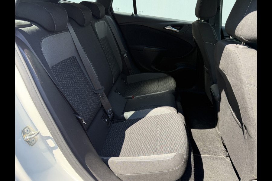 Opel Astra Sports Tourer BWJ 2020 | 1.2T 111PK EXECUTIVE TREKHAAK | CLIMA | NAVI | CARPLAY | SPORTSTOELEN | PDC 2X | CAMERA A |