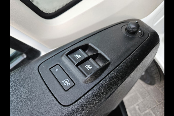 Peugeot Boxer 330 2.2 BlueHDi 140 L2H2 Premium Trekhaak! Airco! NAP! Cruise Control! Nette Bus!