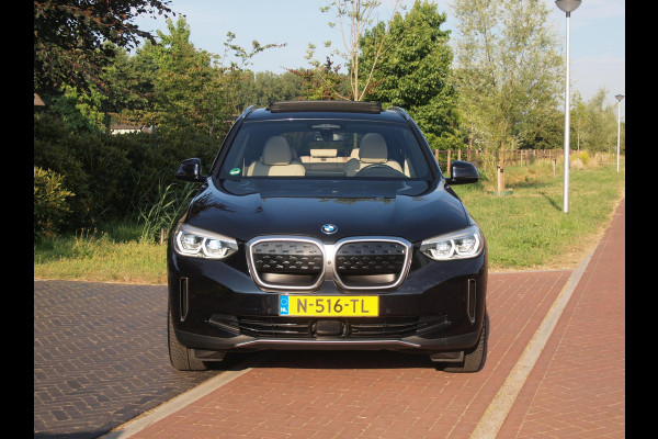BMW iX3 High Executive 80 kWh | Panoramadak | Head-Up Display | Harman Kardon | Sfeerverlichting | ACC | Apple Carplay |