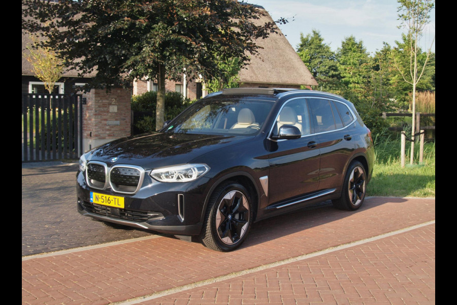 BMW iX3 High Executive 80 kWh | Panoramadak | Head-Up Display | Harman Kardon | Sfeerverlichting | ACC | Apple Carplay |