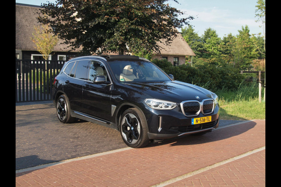 BMW iX3 High Executive 80 kWh | Panoramadak | Head-Up Display | Harman Kardon | Sfeerverlichting | ACC | Apple Carplay |